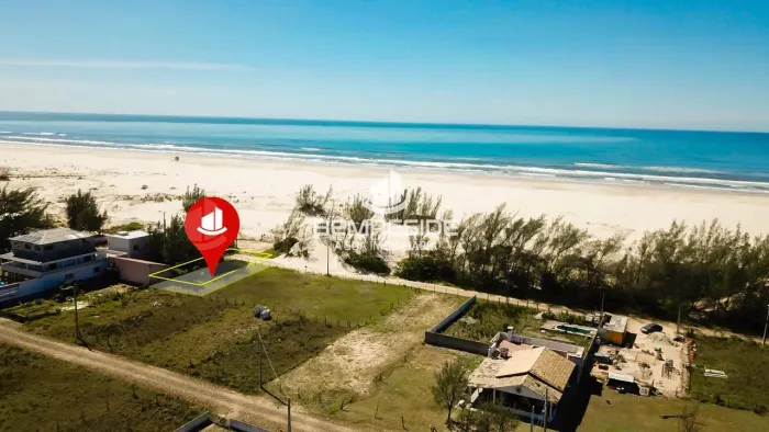 Terreno escriturado com frente para o mar no Balneário Camacho