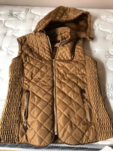 Colete feminino com capuz e detalhes