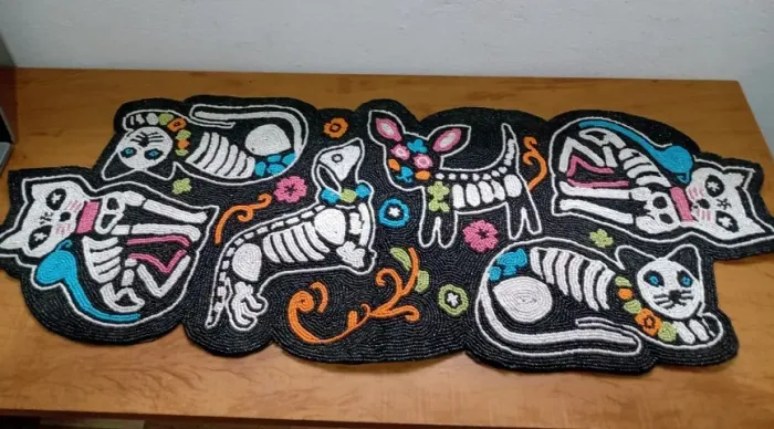  Passadeira de mesa bordada com miçangas      90cmx35cm