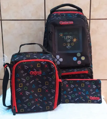 Mochila rodinha, lancheira e estojo.