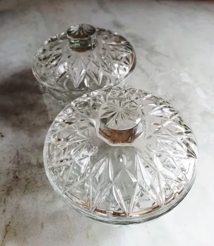 Duas lindas bombonieres de vidro com tampa estilo Art Decó com lapidação facetada