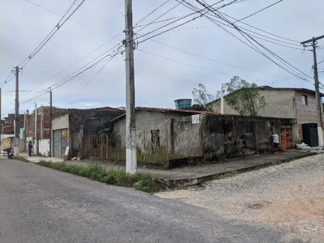 Casa na Avenida 6 próxima à Degepol