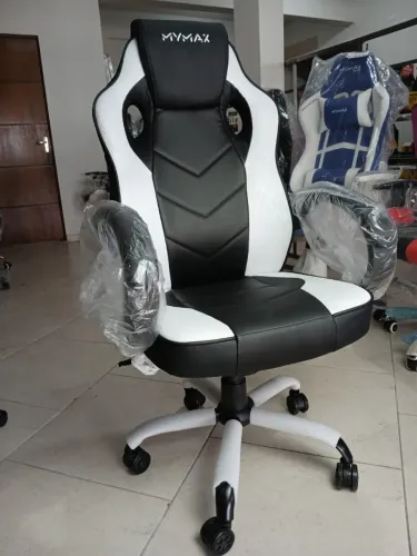 Cadeira preta e branca nova confortavél super barata