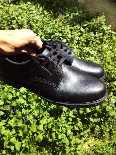 Sapato estilo Derby. 