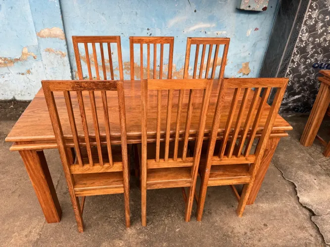 Mesa de Jantar em Madeira Maciça