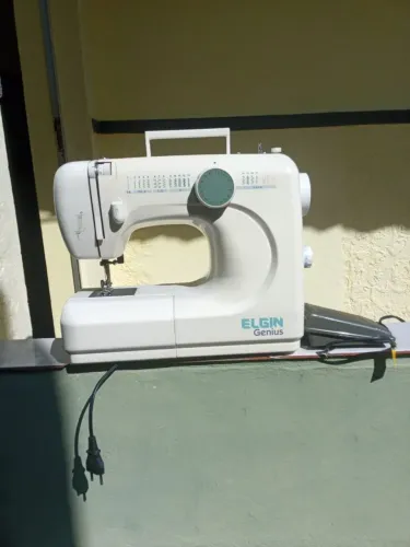 Máquina de costura Elgin gênios 