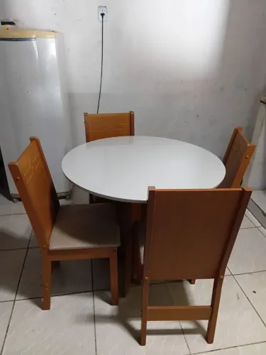 Mesa redonda com 4 cadeiras em MDF em bom estado semi nova sem marcas de uso