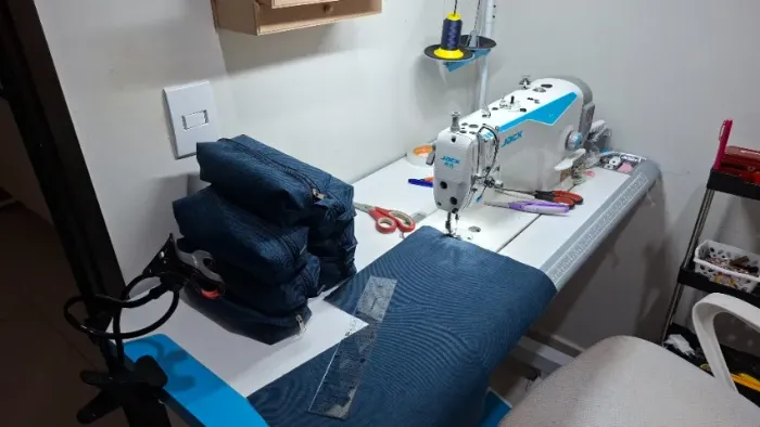 Maquina de costura industrial Jeck F5 com 8 meses de uso. Não tenho jeito para costura.