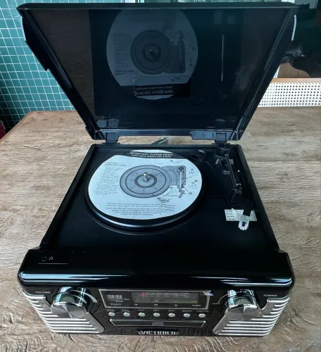 Toca Disco 3 em 1 Victrola (Innovative) - mais cd player e rádio - novo, caixa aberta