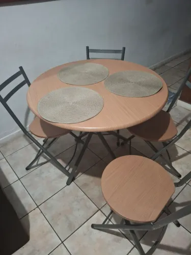 Mesa de Jantar Redonda com 4 Cadeiras - Excelente Estado