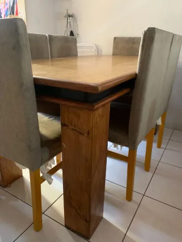 Mesa de madeira com 6 cadeiras (Madeira legítima)