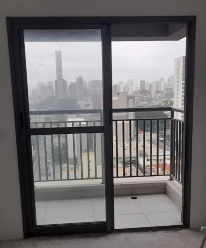 Porta balcão em alumínio nova