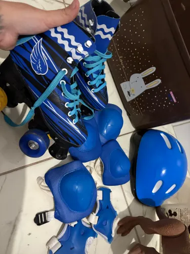 Brinquedos - bonecos, patins e dinossauro 