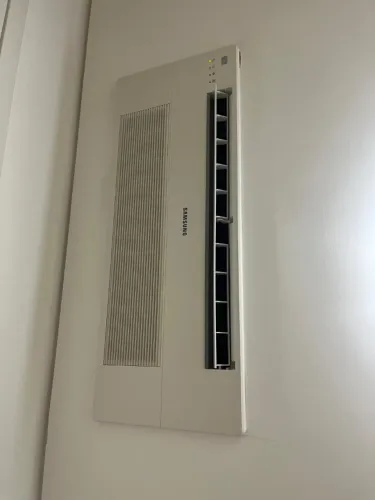 Painel Teto Ar Condicionado 9000 BTUS seminovo, em perfeito estado, com Controle Remoto