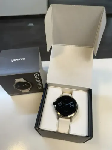 Relógio Garmin Venu 4 - Silicone branco e dourado de 41 mm