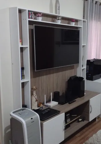 Painel e rack em MDF