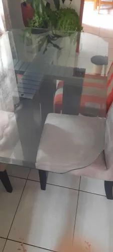 Vendo uma mesa pra 4 ou 6 cadeiras