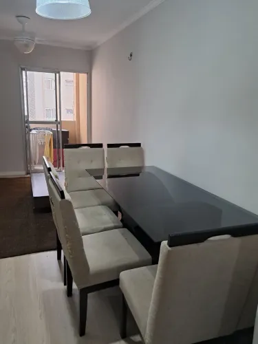Mesa de jantar com seis cadeiras.