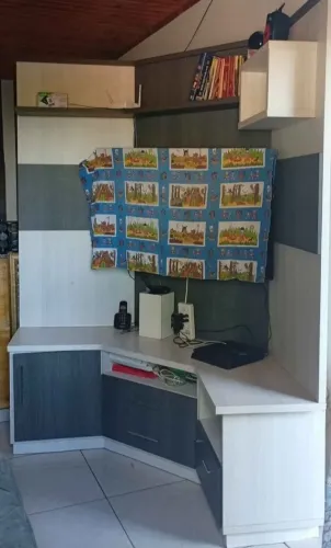 Vende-se estante de canto