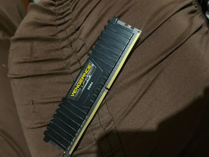 Memória RAM 8gb CORSAIR Vengeance 2400mhz DDR4
