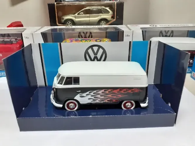 Miniatura Kombi T2 Delivery Flames 1/24 Motormax Caixa 1j901