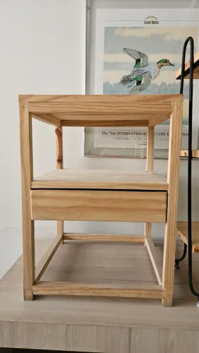 Mesa de cabeceira com gaveta em madeira