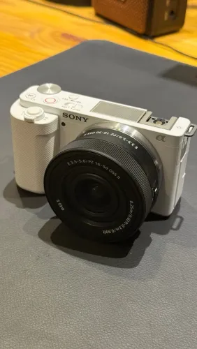 Sony ZV-E10 Branca 4K com Lente 16-50mm - Excelente Estado