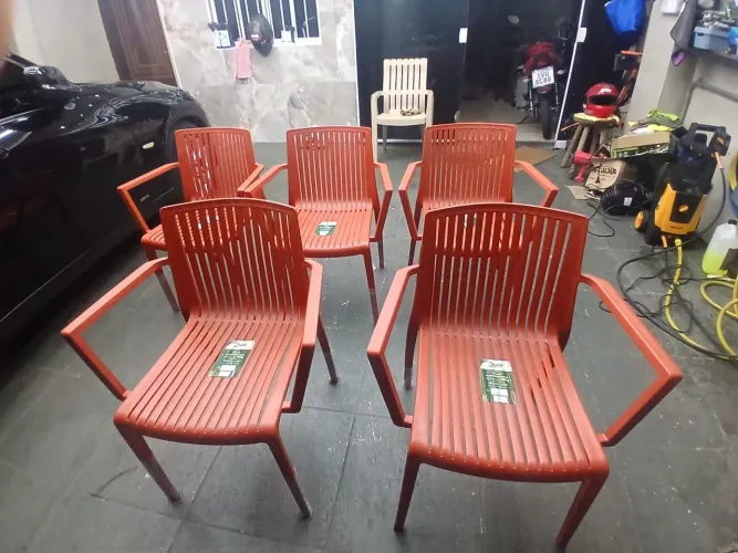 Cadeira vendy com braços da 2yo plastic novas 200 reais a UNIDADE e 1.000 reais o conjunto