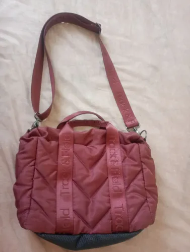 Bolsa trackfield, em ótimo estado pouco usada.