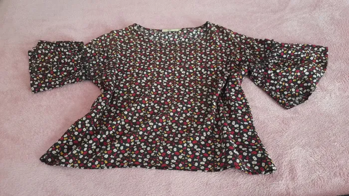 Vendo blusa de viscose, ótimo estado de conservação. 