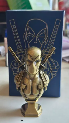 Mini Busto Adamantium Collectibles #3 Deadpool Omelete Box