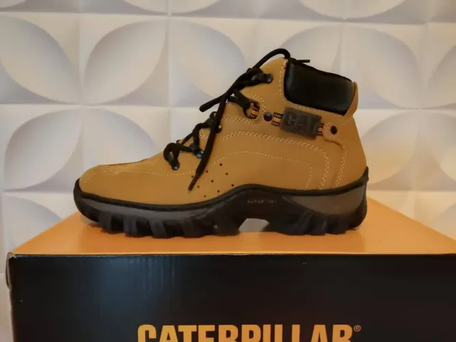 BOTA COTURNO CATERPILLAR CANO MÉDIO AMARELA