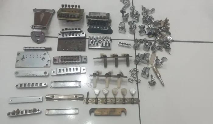 Várias peças para guitarras.