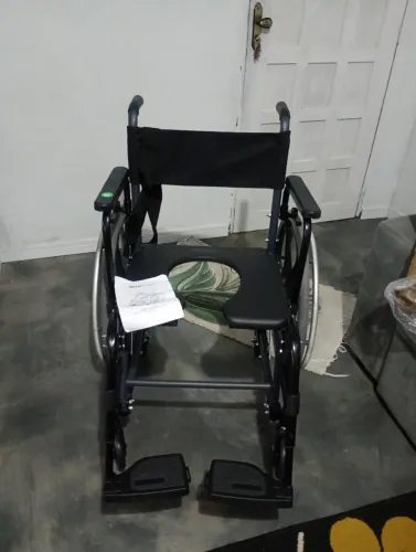 Vendo cadeira de banho,com rodas auxiliar
