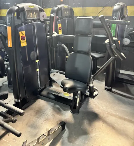 Peck Deck Peitoral Technogym Máquina robusta, precisão no treino de peito.