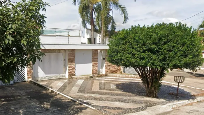 Casa reformada c/ 2 andares - Taguatinga Sul