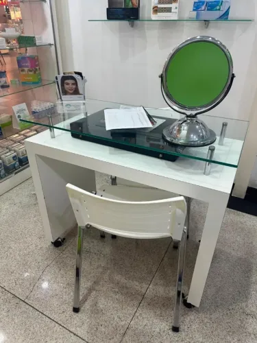 Mesa em MDF com tampo de vidro