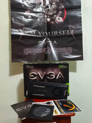 Placa de vídeo GTX 1070 da EVGA com todos os materiais promocionais junto