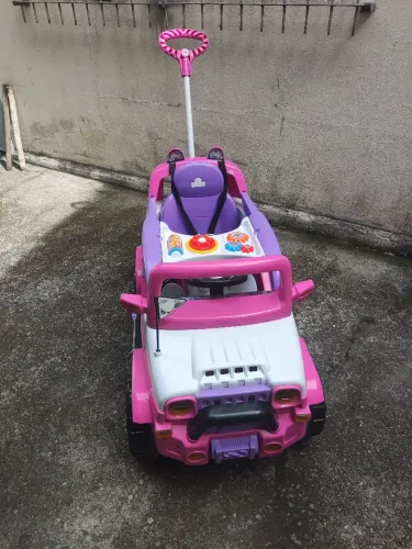 Carrinho de passeio jipe infantil com pedal e empurrador
