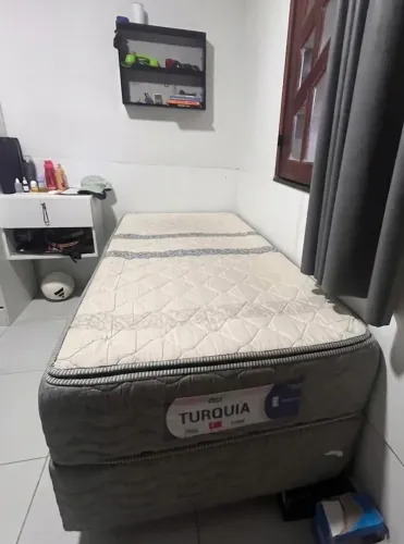 Cama solteiro, super conservada