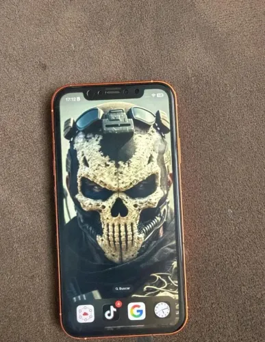 iPhone 11 na carcaça do 17