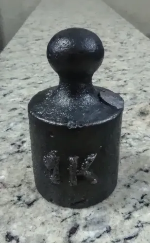 Antigo Peso De Balança 1kg Em Ferro Anos 50