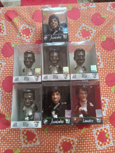 Miniaturas colecionáveis dos jogadores Pelé, Juninho ,Leandro e Júnior .