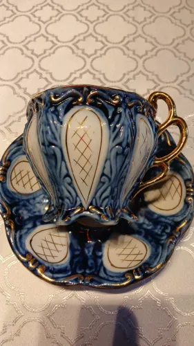 XÍCARA VINTAGE - PORCELANA AZUL COM DETALHES EM DOURADO