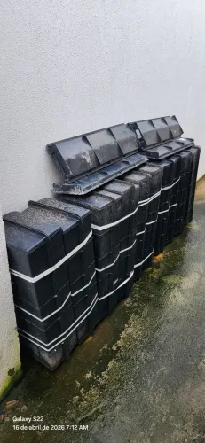Vendo 20 formas para meio fio e 4 formas para pingadeira,nunca foram usadas. 