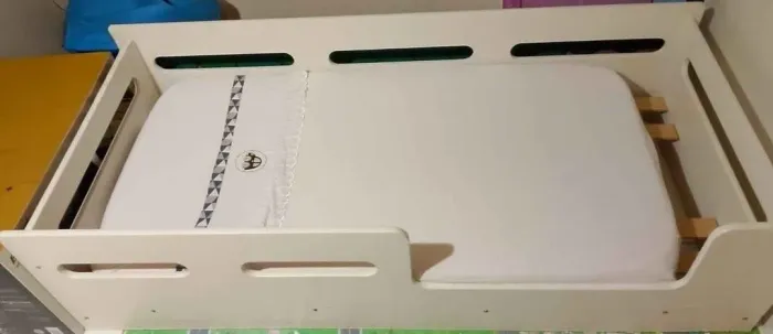 Cama infantil com colchão de berço 