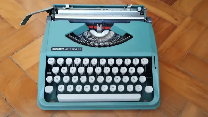 Máquina de escrever Olivetti Lettera82