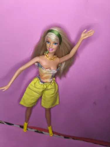Barbie conjuntinho verde com perna mole