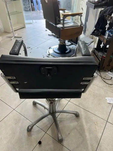 Bancada e cadeira para barbearia