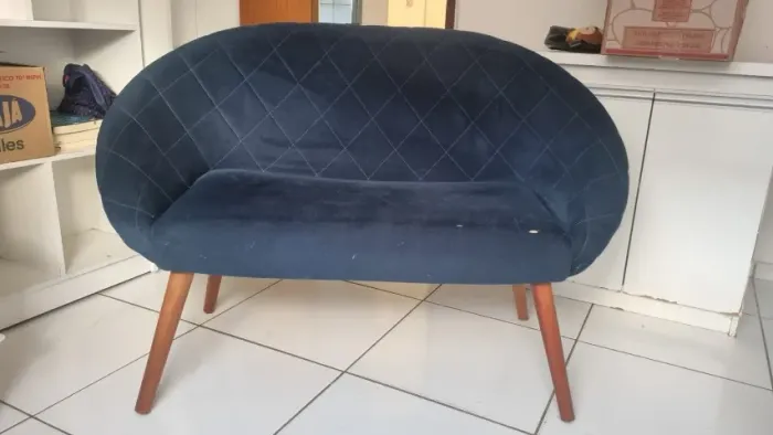 Sofá 2 lugares azul marinho R$ 250